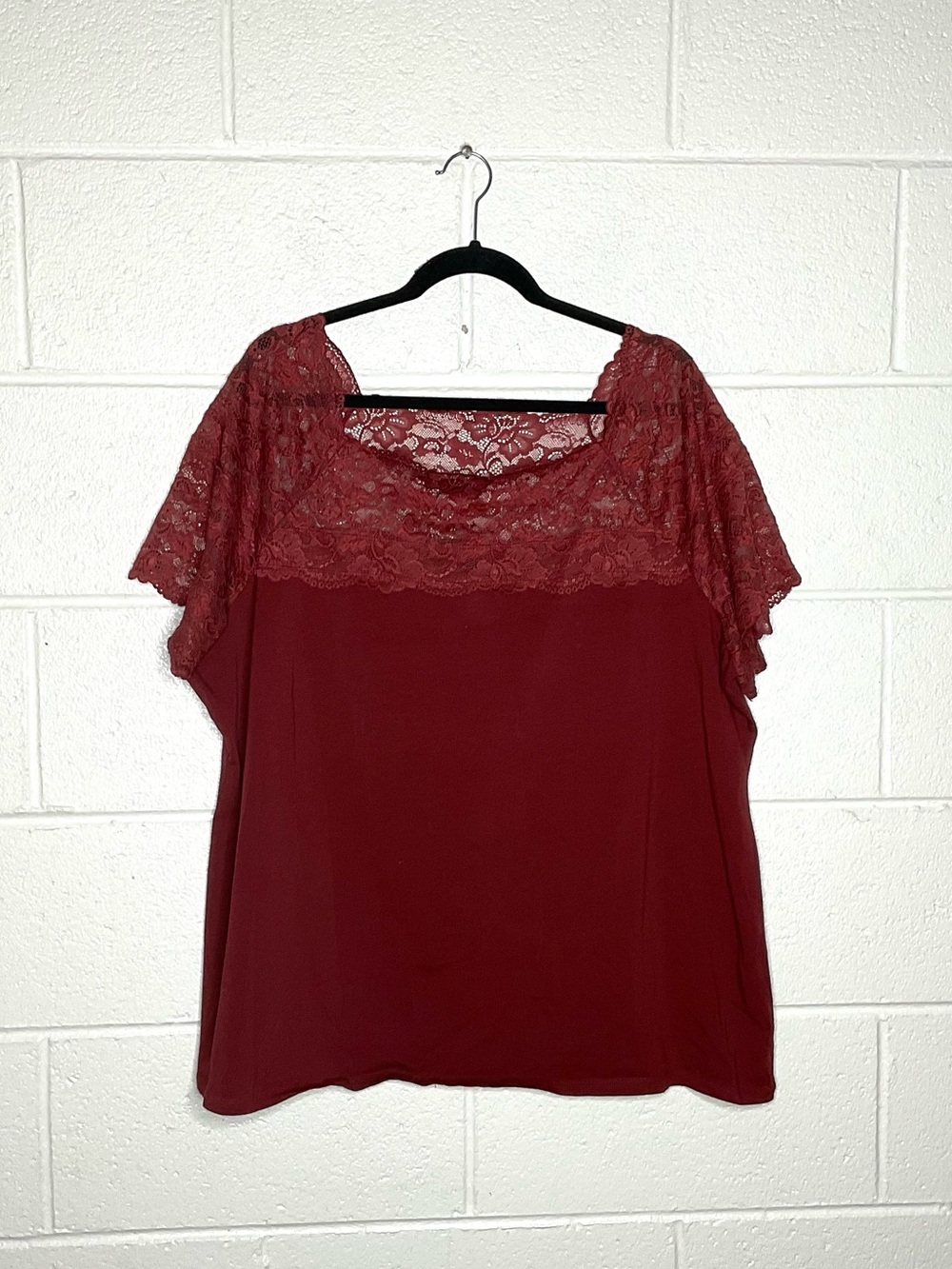 < Roaman’s Red Lace Trimmed Blouse Size 1X >